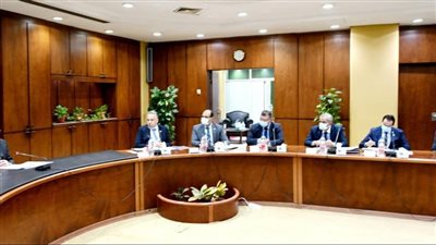 مباحثات بين البترول والبنك الأوروبي لخفض الانبعاثات الكربونية 