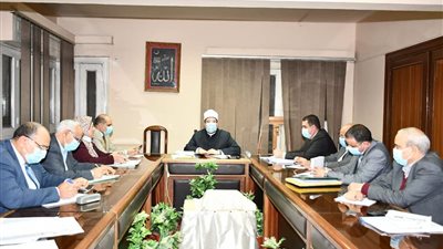 وزير الأوقاف يصرف مكافأة استثنائية لمديري مناطق الأوقاف بـ3 محافظات