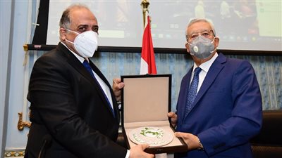 جبالي يتسلم درع منتدى البرلمانيين العرب للسكان والتنمية