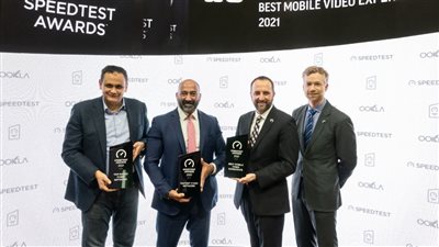 أوكلا تكرم المصرية للاتصالات على هامش المؤتمر الدولي للهواتف المحمولة ببرشلونة