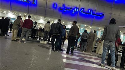 ترقب وقلق.. لحظات انتظار أهالي الطلاب العائدين من أوكرانيا | فيديو 