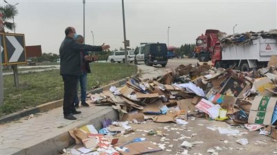 انقلاب سيارة نقل محملة بالكرتون غرب الإسكندرية