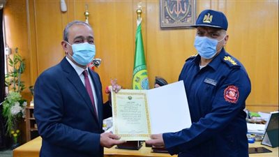 محافظ الإسماعيلية يكرم مدير الحماية المدنية بالمحافظة تقديرا لمجهوداته