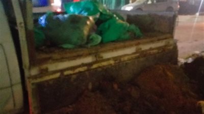  ضبط سيارة تلقي مخلفات قمامة بشارعي البوهي والمطار شمال الجيزة | صور