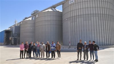 وفد من جامعة الوادي الجديد يزور المشروعات القومية بشرق العوينات