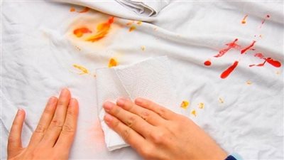 طرق إزالة البقع من الملابس بكل سهولة