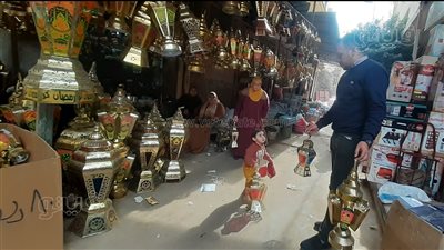 فوانيس رمضان تزين شوارع الغربية.. الإقبال على الشراء جيد.. والأسعار من ٦٠ لـ٤٠٠ جنيه | فيديو
