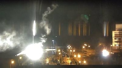 أوكرانيا تطالب روسيا بإنشاء منطقة آمنة بمحطة زابوريجيا النووية والسماح بإخماد النيران