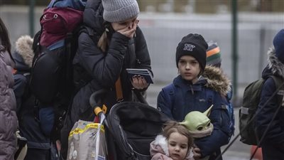 بعد العيون الزرقاء.. صف للبيض وآخر للسود على حدود أوكرانيا 