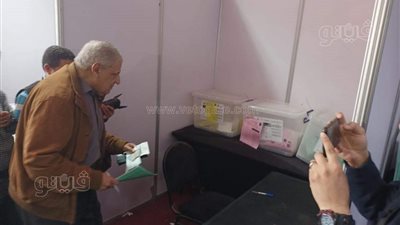 إبراهيم محلب يدلي بصوته في جولة الإعادة بانتخابات المهندسين على مقعد النقيب العام