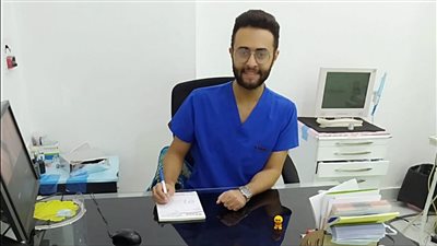 قصة كفاح كريم.. من الحلاقة والنقاشة إلى طب أسنان المنيا.. ويؤكد: كلام الناس لا بيقدم ولا بيأخر| فيديو وصور