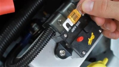 أسباب وأعراض أعطال فيوزات السيارة