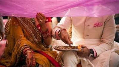 حفل زفاف يتحول لمشاجرة بالأيدي بين عروسين في الهند| فيديو 