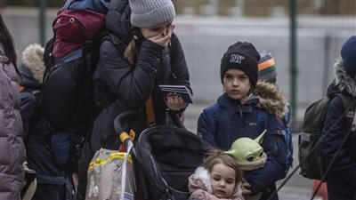 صف للبيض وآخر للسود.. عنصرية على الحدود الأوكرانية تثير الغضب