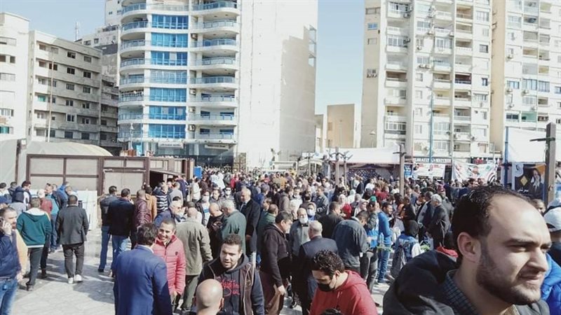  توافد المصوتين على