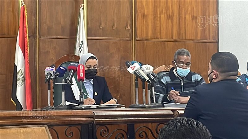قاضية تدير جلسة على