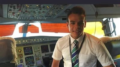 من سائق توك توك إلى مضيف طيران.. محمد كيلاني يحقق حلمه بعد معاناة 3 سنوات