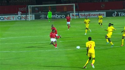 عمرو السولية يحرز الهدف الثالث للأهلي في المريخ السوداني