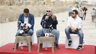 حسين فهمي خلال تكريمه: تعرضت للانتقاد.. والبيروقراطية سبب تأخر السينما