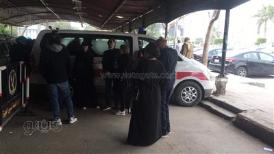 انهيار أسرة المذيع إياد داود أمام جثمانه قبل صلاة الجنازة | فيديو