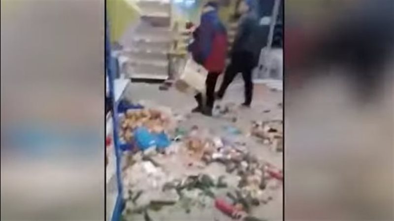 لحظة سرقة أحد المتاجر