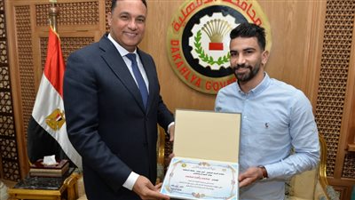 احتفالًا بذكرى يوم الشهيد.. محافظ الدقهلية يكرم أحد مصابي العمليات الحربية في سيناء 