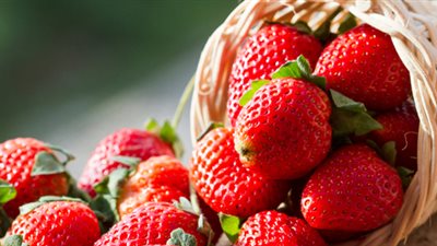 أسهلة طريقة لتفريز الفراولة استعدادا لرمضان| فيديو 