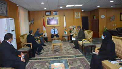 محافظ الوادي الجديد يبحث التوسع في ميكنة الخدمات الحكومية
