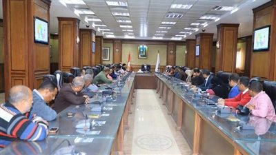 نائب محافظ سوهاج يلتقي أعضاء الغرفة المركزية لمتابعة الشكاوى 