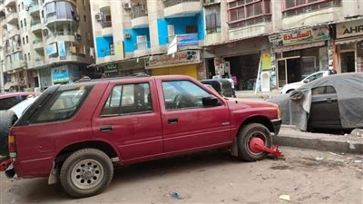 حملة مكبرة لكلبشة السيارات المتعدية على الطريق العام بحي الهرم | صور