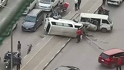 إصابة سائق إثر انقلاب ميكروباص بجسر السويس