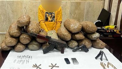 ضبط عنصر إجرامي بحوزته مواد مخدرة وأسلحة نارية بالدقهلية 