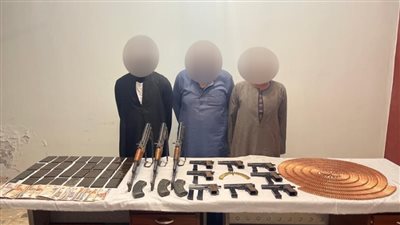 ضبط 11 قطعة سلاح ناري وكمية من الحشيش بحوزة 3 أشخاص بالمنيا