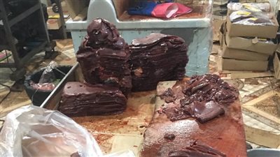 ضبط 2 طن كبدة مجهولة المصدر داخل مصنع بالمرج | صور