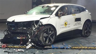 رينو ميجان إي - تك إلكتريك على 5 نجوم مع اختبارات السلامة