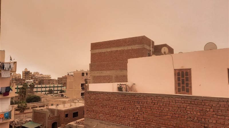 عاصفة ترابية تضرب