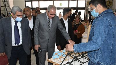 عرض 37 مشروعا طلابيا بحثيا بهندسة قناة السويس | صور