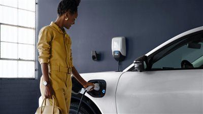 فورد تستعرض تقنيات براءة اختراع شحن السيارة الكهربائية دون استخدام اليدين