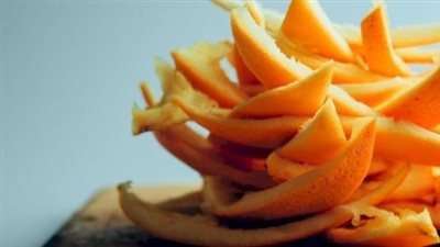 فوائد مذهلة لقشر الخضار والفاكهة.. الثوم يخفف التهاب الحلق.. والموز يبيض أسنانك