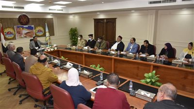 محافظ مطروح يبحث استعدادات شهر رمضان وإقامة معارض أهلا رمضان | صور