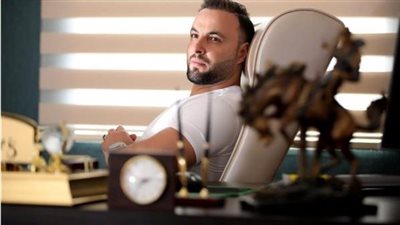 هدايا فارهة.. مدير عربي يكافئ موظفيه | فيديو