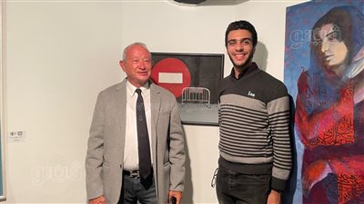 ساويرس يلتقط صورا تذكارية مع المشاركين بجوائز فاروق حسني | فيديو