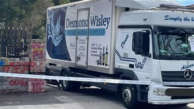 أول تعليق روسي على اقتحام شاحنة لبوابة سفارتها في أيرلندا | فيديو