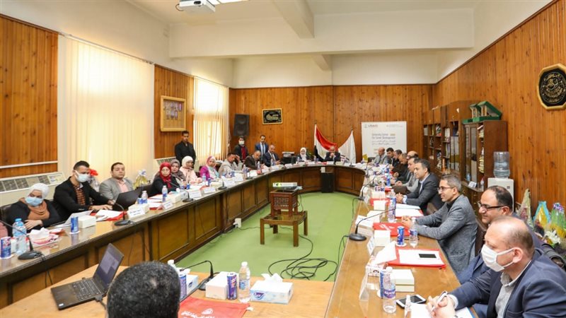 مائدة مستديرة بجامعة