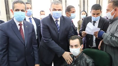 وزير القوي العاملة ومحافظ الغربية يسلمان 50 عقد عمل لـ 