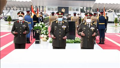 السيسي ينيب وزير الدفاع لوضع إكليل الزهور على النصب التذكاري لشهداء القوات المسلحة