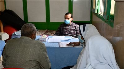 الكشف على 810 من الأهالي في أول أيام قافلة جامعة المنصورة بواحة الداخلة