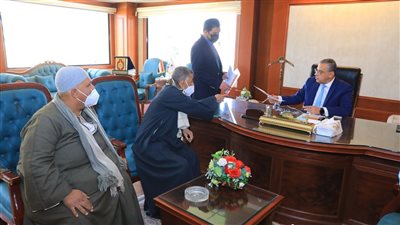 محافظ سوهاج ونائبه يلتقون 110 مواطنين لبحث مطالبهم وحل شكواهم