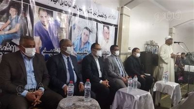 محافظ الشرقية يؤدى واجب العزاء في ضحايا مصنع العاشر| صور