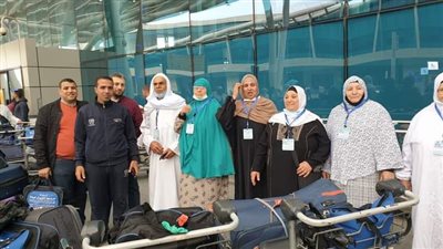 مطار القاهرة يستقبل أولى وفود عمرة شعبان | صور